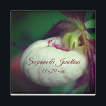 Íman Casamento Personalizado da Orquídea Branca Slipper<br><div class="desc">Fotografia de flor de orquídea branca e primavera delicada, do escorregador branco, por Susan, favor de um imã. Preencha suas informações no modelo. Faça mais alterações no tamanho, estilo e cor da fonte, clicando em Personalizar. Este design está disponível em muitos produtos na minha galeria. Visite o tesouro dos olhos...</div>