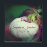 Íman Casamento Personalizado da Orquídea Branca Slipper<br><div class="desc">Fotografia de flor de orquídea branca e primavera delicada, do escorregador branco, por Susan, favor de um imã. Preencha suas informações no modelo. Faça mais alterações no tamanho, estilo e cor da fonte, clicando em Personalizar. Este design está disponível em muitos produtos na minha galeria. Visite o tesouro dos olhos...</div>