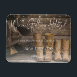 Íman Casamento Rustic Cowboy Ranch Salva a Data<br><div class="desc">Esta imã salve a data permite-vos partilhar o vosso amor por todas as coisas rústicas e cowboy - couro vestido e madeira de casca,  e luzes de cordas moles. Perfeito para um celeiro,  país ou local de casamento casual. Criada pela Simplesmente Farmhouse Press; foto de Melanie Mauer no Unsplash.</div>