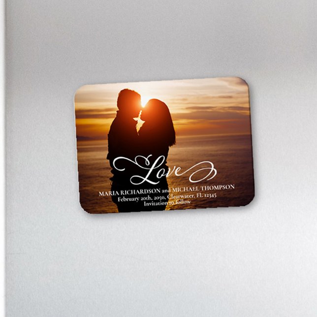 Íman Casamento Salve a Foto do Script Date Love (Save the Date photo magnet with creative "Love" calligraphy typography. )