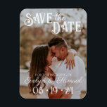 Íman Casamento Salve as Cartões de Data com Foto de Tex<br><div class="desc">Fonte única e impressionante com texto branco em cartões salve a data fotográficos.</div>