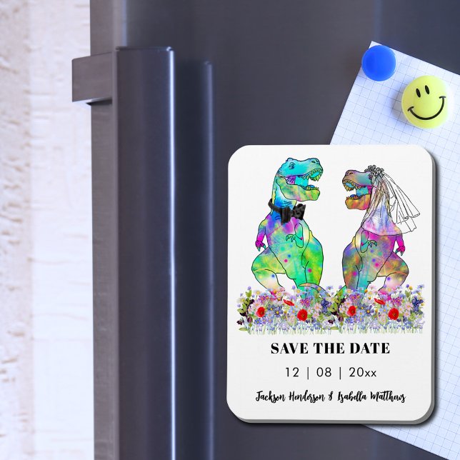 Íman Casamento Tema Dinossauro Engraçado Salve a Data (Dinosaur wedding save the date invitation magnet colorful T-Rex bride and groom wildflower meadow)
