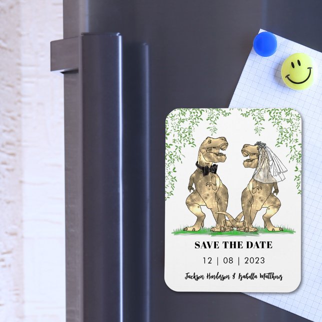 Íman Casamento Temático de Dinossauro Salve a Data (T-Rex bride and groom funny dinosaur wedding save the date magnet)