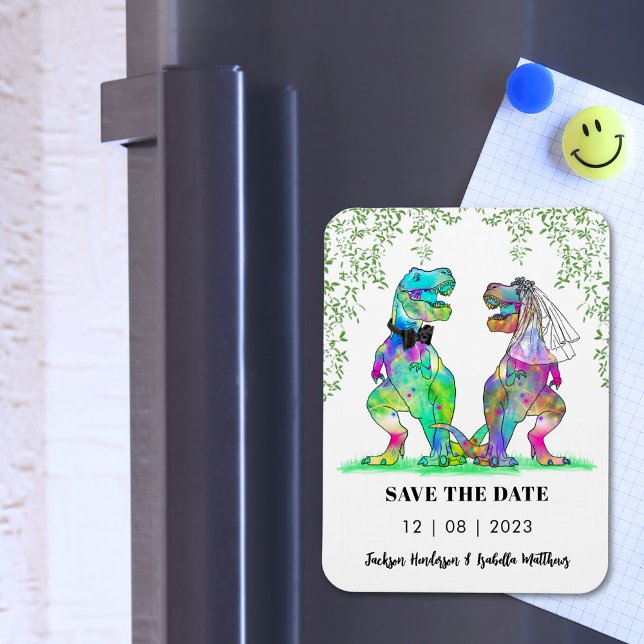 Íman Casamento Temático de Dinossauros Salvar a Data (Dinosaur themed wedding save the date invitation magnet colorful T-Rex bride and groom)