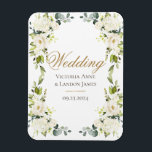 Íman Casamento Verde Floral Branco Elegante<br><div class="desc">Bonito flores brancas com verde elegante escuro misturado com eucalipto. Este é um excelente "Save the Date" (Salvar a data) para o seu refrigerador.</div>