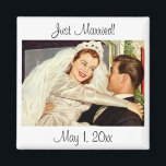 Íman Casamento vintage recém-casados, noiva feliz e noi<br><div class="desc">Recem casados! Imagem de romance e amor de ilustração com o carregando do noivo, sua noiva sobre o limiar depois de sua cerimônia de casamento. O homem bonito está vestindo seu smoking e a linda mulher está vestindo um vestido branco e um véu tradicionais. Os recém-casados felizes prontos para a...</div>