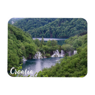 Íman Cascata em cascata com floresta verde na Croácia