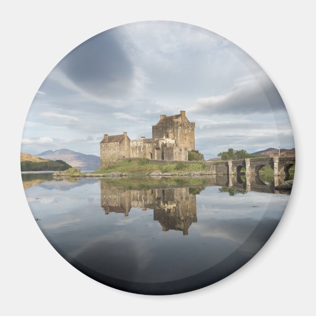 Íman Castelo de Eilean Donan com reflexo na Escócia (Frente)