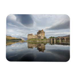 Íman Castelo de Eilean Donan com reflexo na Escócia