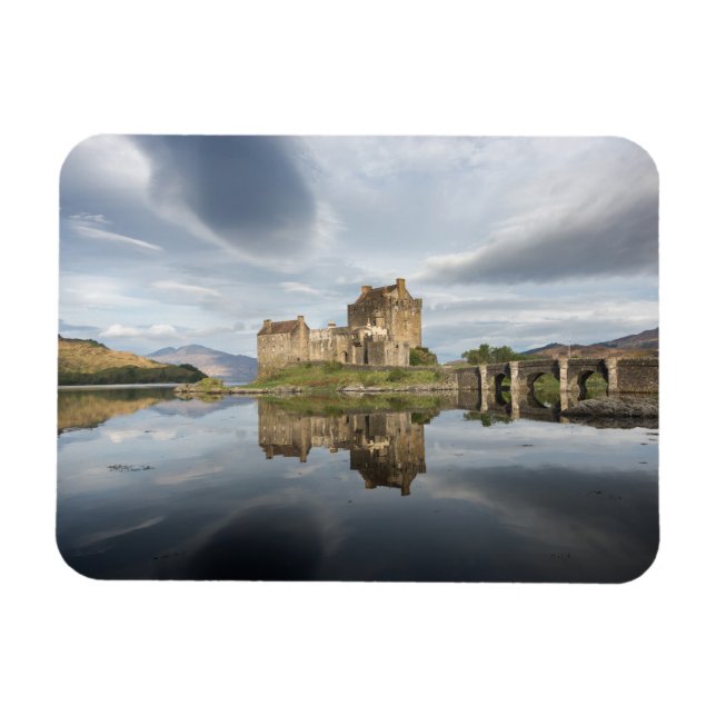 Íman Castelo de Eilean Donan com reflexo na Escócia (Horizontal)