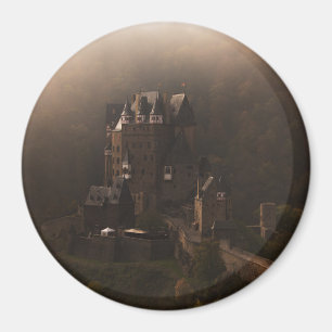 Íman Castelo de Eltz do Burg na névoa da manhã