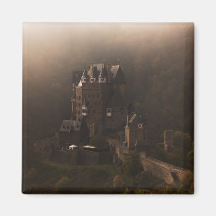 Íman Castelo de Eltz do Burg na névoa da manhã