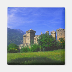 Íman Castelo de Fenis perto dos Alpes italianos em Feni