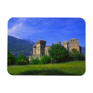 Íman Castelo de Fenis perto dos Alpes italianos em Feni