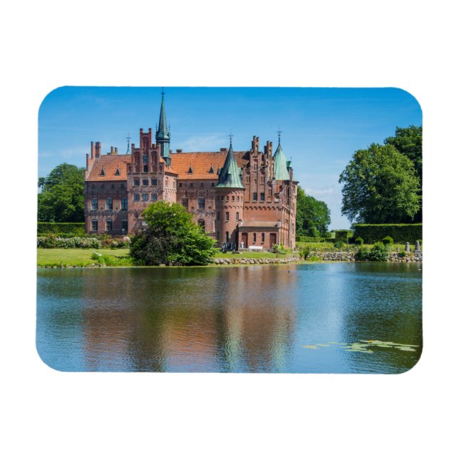 Íman Castelo Egeskov Perto de um Lago (Horizontal)