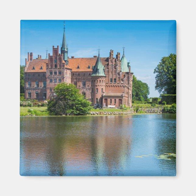 Íman Castelo Egeskov Perto de uma Lagoa (Frente)