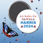 Íman Cat Ladies para Kamala Harris 2024<br><div class="desc">Fale com esta imã de geladeira de campanha apoiando Kamala Harris e Cat Ladies por toda parte. Apresenta a peça de arte em palavras estilhaçada em tema vermelho,  branco e azul.</div>