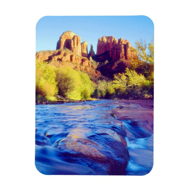 Íman Cathedral Rock refletindo no Oak Creek, Arizona (Vertical)