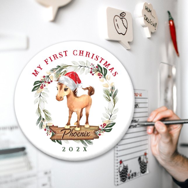 Íman Cavalo primeiro amante de cavalo de Natal (Horse's 1st Christmas fridge magnet with cute horse in Santa hat graphic, personalized.)