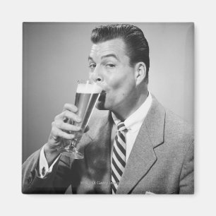 Íman Cerveja do bebendo do homem de negócios