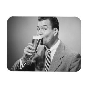 Íman Cerveja do bebendo do homem de negócios