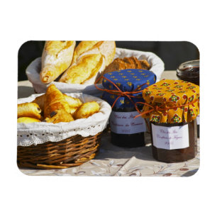 Íman Cesta com croissants e pães de chocolate.