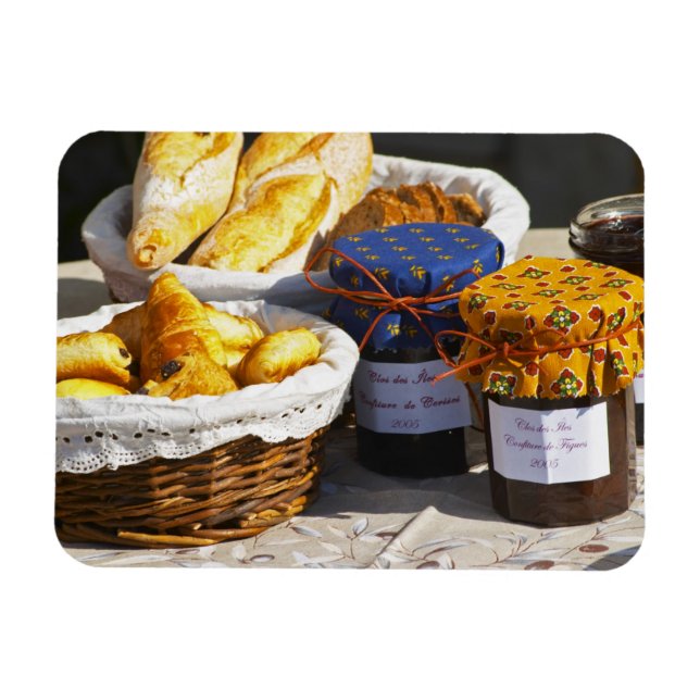 Íman Cesta com croissants e pães de chocolate. (Horizontal)