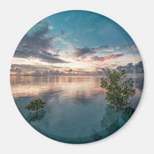Íman céu azul com nuvens vermelhas e escuras refletidas