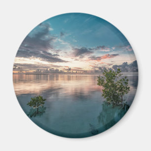 Íman céu azul com nuvens vermelhas e escuras refletidas