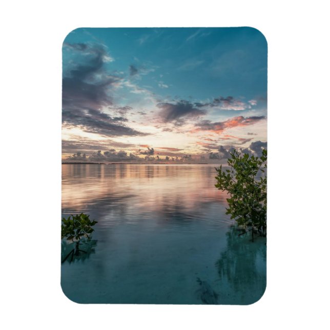 Íman céu azul com nuvens vermelhas e escuras refletidas (Vertical)