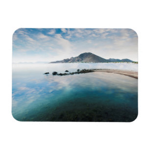 Íman Céu azul nebuloso que reflete no lago