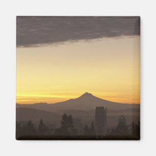 Íman Céu do amanhecer sobre Portland e Mt. Hood, Oregon