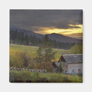 Íman Céu do pôr do sol sobre vinhas e cabana de toras h