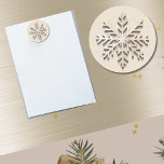 Íman Champagne Snowflake Magnet<br><div class="desc">Elevem o seu decoro de Natal com este Magneto Feriado de Neve Champagne. Este ímã redondo apresenta um floco de neve de ouro embebido em champanhe, incríveis, voltado para chamar a atenção e adicionar um toque de sofisticação a qualquer superfície magnética. O intrincado design e brilho fazem dele um ponto...</div>