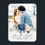 Íman Champanhe Azul Dusty Marinho Ivory Salvar Data<br><div class="desc">Imã salve a data floral azul-poeirento, com buquê elegante de azul marinho, azul real, branco, ouro, marfim de champanhe, rosa de cor azul escamoteada, botões de flores ranunculus e folhas de eucalipto verde-sábio e buquê de aquarela elegante. Entre em contato comigo para obter ajuda sobre a personalização ou se você...</div>