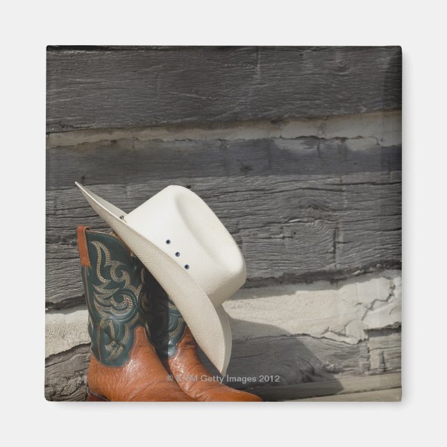 Íman Chapéu de cowboy em botas de cowboy fora de uma ca (Frente)