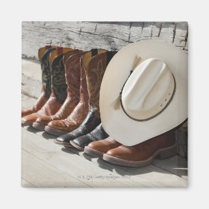 Íman Chapéu de vaqueiro na fileira de botas de vaqueir