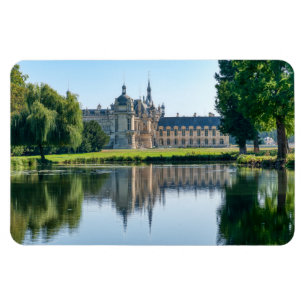 Íman Chateau de Chantilly e reflexão em um lago