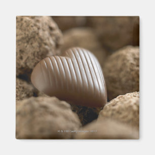 Íman chocolate nestled entre outros chocolates