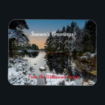 Íman Christmas Winter Scottish Loch<br><div class="desc">Um ímã flexível do Natal Cênico Escocês de inverno de um arco mágico escocês na Floresta Rothiemurchus no Parque Nacional do Cairngorms, durante um belo pôr do sol de inverno. Uma área de beleza natural excepcional. A carta apresenta um espaço cercado por uma floresta de pinheiros coberta de neve A...</div>