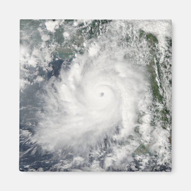 Íman Ciclone Giri se move em terra sobre a Birmânia (Frente)