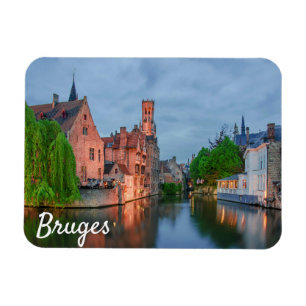 Íman Cidade antiga e torre de Belfry à noite em Bruges