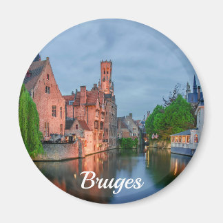 Íman Cidade antiga e torre de Belfry à noite em Bruges