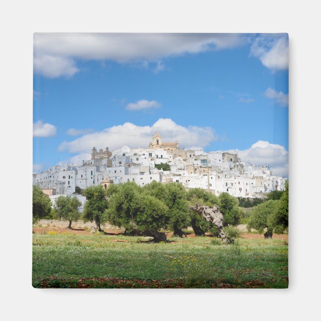 Íman Cidade branca de Ostuni com oliveiras, ímã Puglia (Frente)