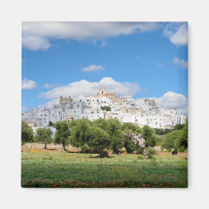 Íman Cidade branca Ostuni com oliveiras, ímã de Pugli