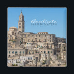 Íman Cidade de Sassi di Matera na Itália<br><div class="desc">Foto-ímã de Souvenir com a antiga arquitetura do Sassi di Matera com casas cortadas na montanha como cavernas num dia claro com um céu azul na região Basilicata,  no sul de Itália,  com o texto: "Basilicata,  Sassi di Matera".</div>