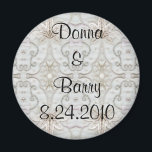 Íman Cinza de renda noiva desbranca<br><div class="desc">Uma maravilhosa série de produtos com estilos variáveis de rendas, bordados, cetim, seda, miçangas, rochas e joias criados de imagens de vestidos de casamento. Alguns têm uma aparência decididamente vintage enquanto outros são mais modernos na design. Há o aspecto delicado do local, áreas alegadas no cetim e na seda, bordado...</div>