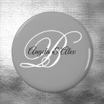 Íman Cinza Monograma de Script de Rico Preto e Branco<br><div class="desc">Ímanes de casamento com um monograma minimalista de casal em um roteiro de caligrafia de rico em preto-e-branco sobre uma cinza moderna. Para nomes mais curtos, aumente o tamanho da fonte dos nomes da noiva e do noivo e seus nomes iniciais. Personalize os estilos e cores modernos da letra da...</div>