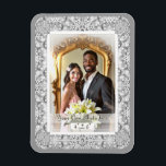 Íman Cinzas de rendas cerâmicas<br><div class="desc">Impressão de rendas adicionado a um efeito cerâmico para esse padrão fino com algumas tintas de pérolas ou cabochões (desenhados). Um estilo original elegante e trabalhado. Aqui na cinza clara, que dá um estilo romântico, este padrão também existe em preto, azul claro e azul de Grécia em outras de minhas...</div>