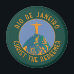 Íman Círculo no Rio de Janeiro<br><div class="desc">Rio de Janeiro retro vetor viagem design. Cristo O Redentor é uma estátua de Arte Deco de Jesus Cristo no Rio de Janeiro,  Brasil,  criada pelo escultor francês Paul Landowski e construída pelo engenheiro Heitor da Silva Costa.</div>